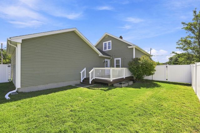 8 Caddyshack Dr, Chicopee, MA 01020