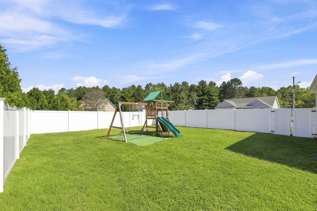 8 Caddyshack Dr, Chicopee, MA 01020