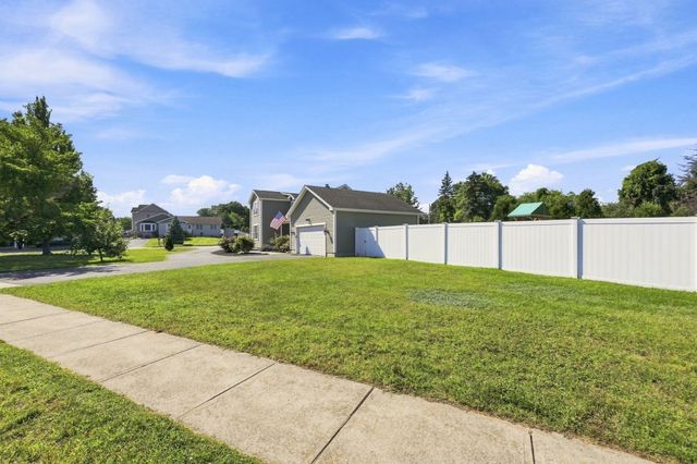 8 Caddyshack Dr, Chicopee, MA 01020
