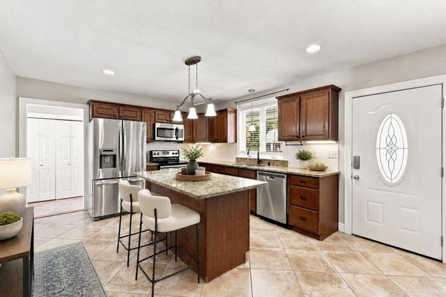 8 Caddyshack Dr, Chicopee, MA 01020