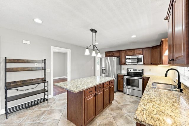 8 Caddyshack Dr, Chicopee, MA 01020