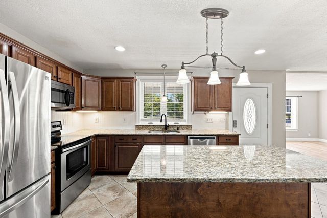 8 Caddyshack Dr, Chicopee, MA 01020