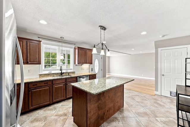 8 Caddyshack Dr, Chicopee, MA 01020