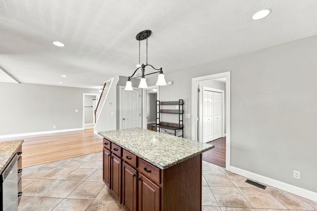 8 Caddyshack Dr, Chicopee, MA 01020