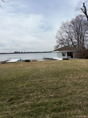 150 W Shore Road, Great Neck, NY 11024