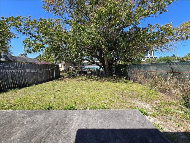 211 SE 10th St, Hallandale Beach, FL 33009