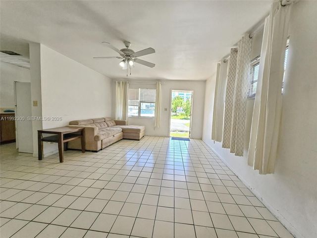 211 SE 10th St, Hallandale Beach, FL 33009