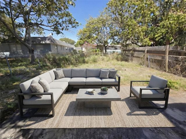 211 SE 10th St, Hallandale Beach, FL 33009