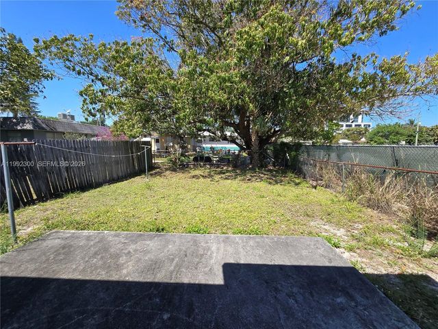211 SE 10th St, Hallandale Beach, FL 33009