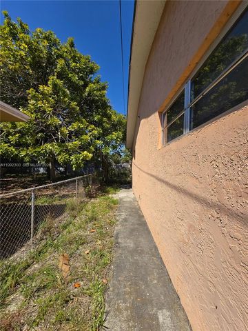 211 SE 10th St, Hallandale Beach, FL 33009