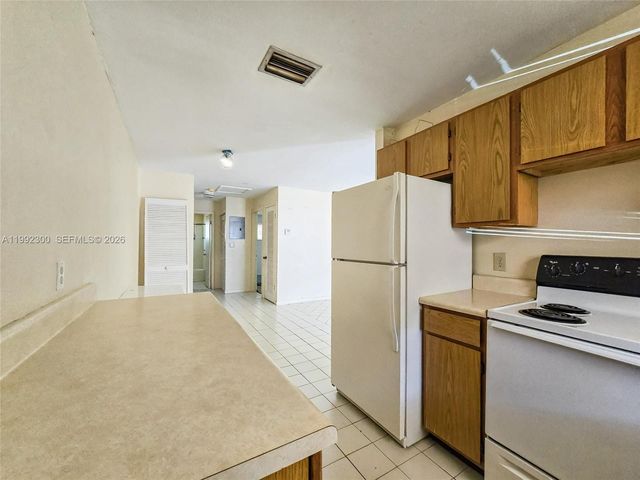 211 SE 10th St, Hallandale Beach, FL 33009