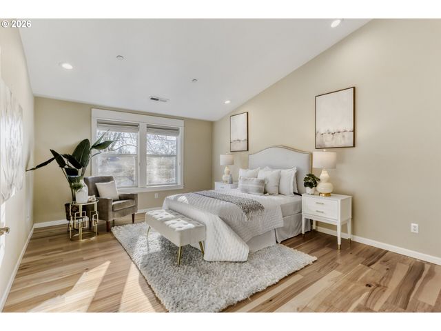 9001 Sw ROBERT GRAY Ln, Portland, OR 97225