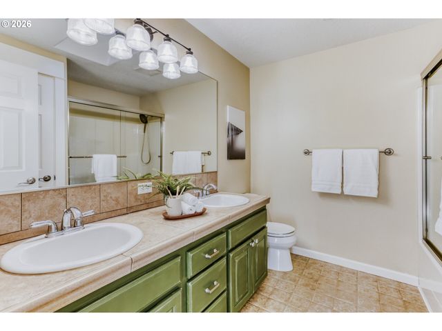 9001 Sw ROBERT GRAY Ln, Portland, OR 97225