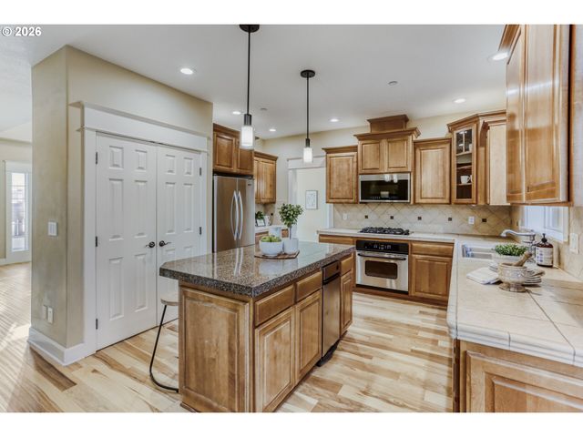 9001 Sw ROBERT GRAY Ln, Portland, OR 97225