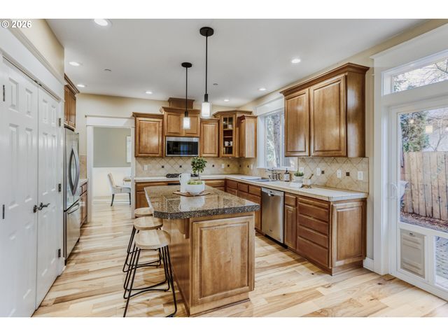 9001 Sw ROBERT GRAY Ln, Portland, OR 97225