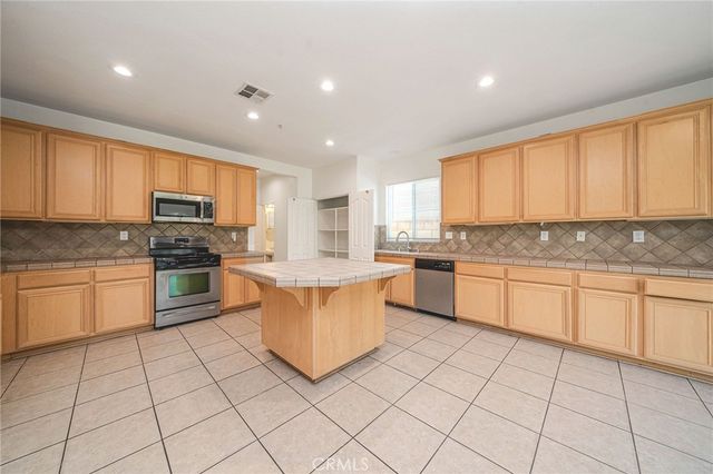 6184 Medinah, Fontana, CA 92336