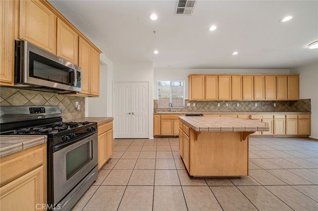 6184 Medinah, Fontana, CA 92336