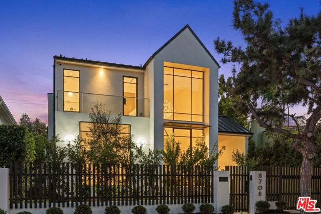 8708 Dorrington Avenue, West Hollywood, CA 90048