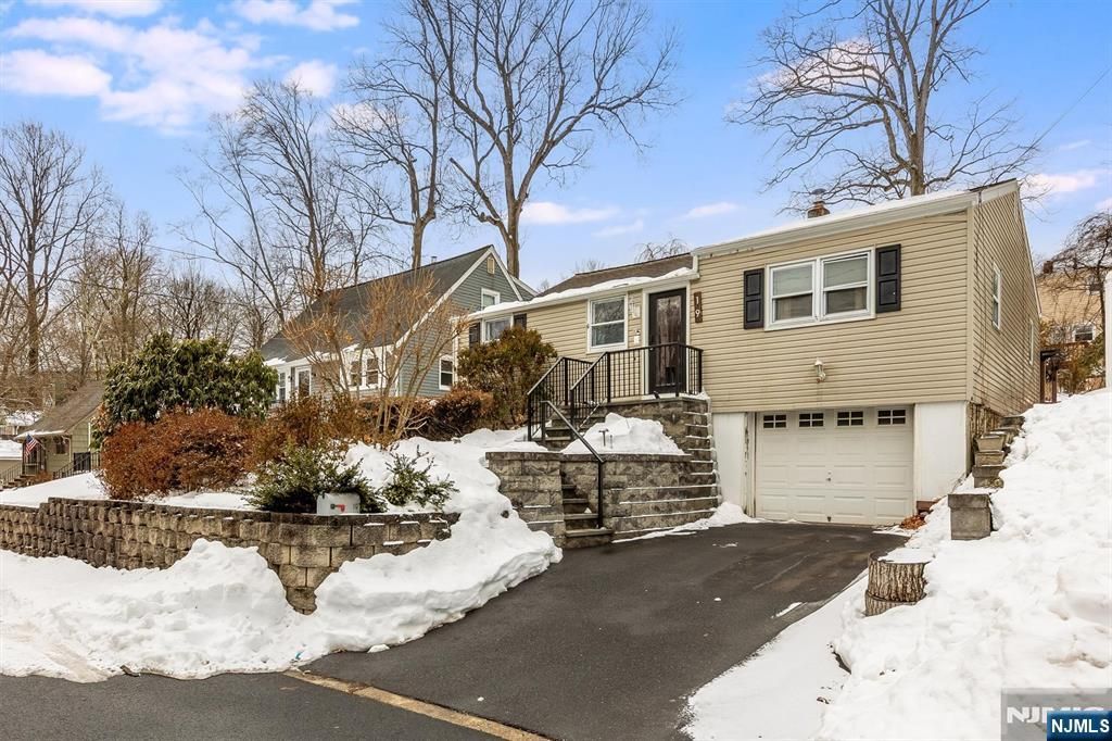 19 Pinecrest Terrace, Wayne, NJ 07470