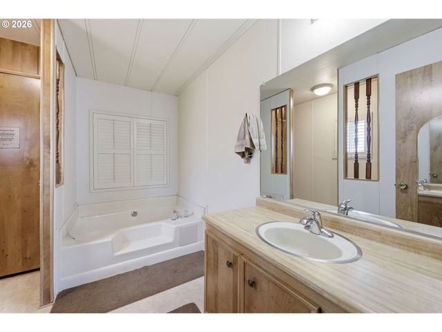 13640 Se HIGHWAY 212 54, Clackamas, OR 97015