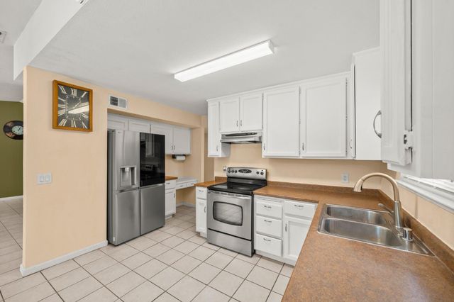 950 Rancho Roble Way, Sacramento, CA 95834