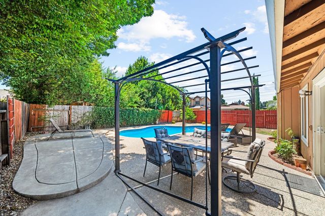 950 Rancho Roble Way, Sacramento, CA 95834