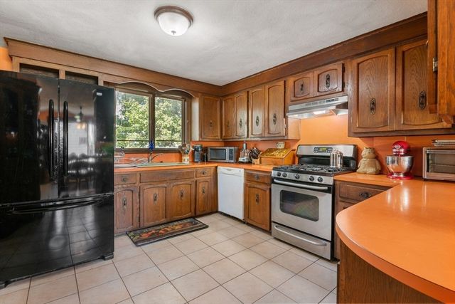 7 Everett Street, Stoneham, MA 02180
