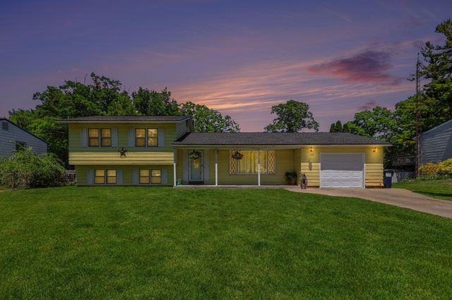 1852 Castle Avenue, Norton Shores City, MI 49441