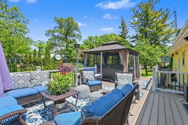 1852 Castle Avenue, Norton Shores City, MI 49441