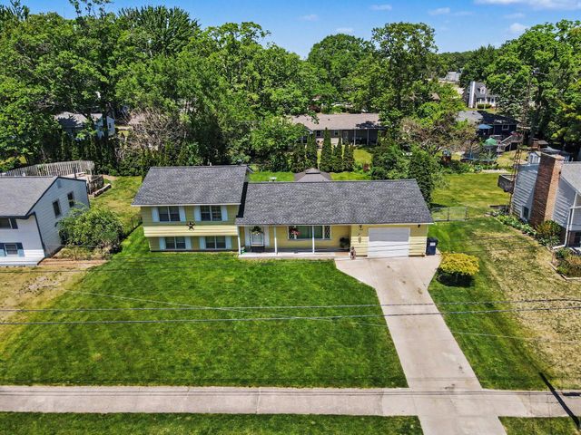 1852 Castle Avenue, Norton Shores City, MI 49441
