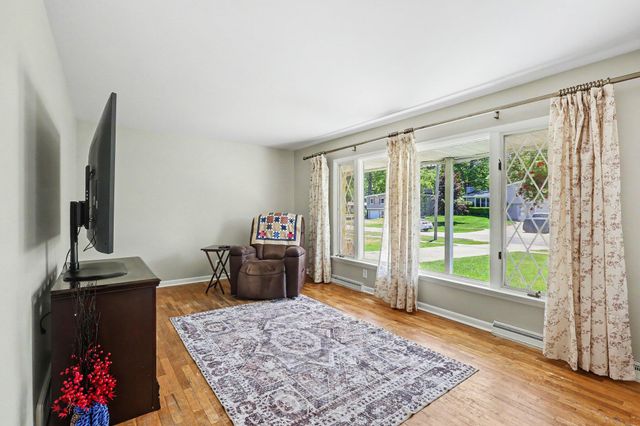 1852 Castle Avenue, Norton Shores City, MI 49441