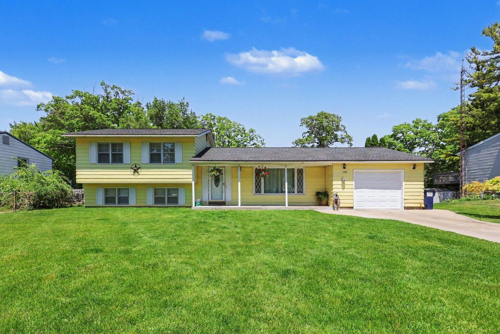 1852 Castle Avenue, Norton Shores City, MI 49441