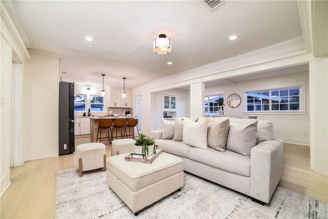 748 N Kenmore, Los Angeles, CA 90029