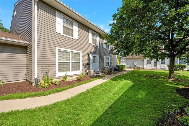 1414 Woodcutter Lane B, Wheaton, IL 60189