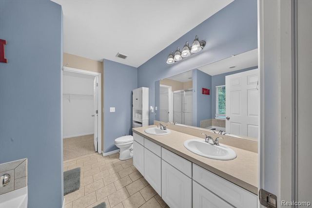 2752 W Amberly Boulevard, Howell, MI 48843