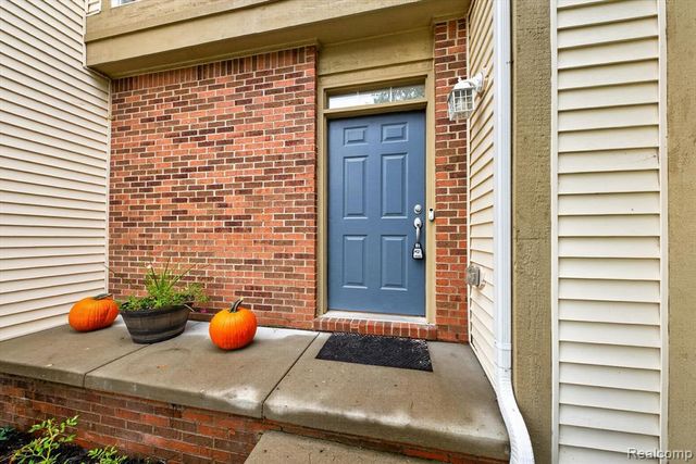 2752 W Amberly Boulevard, Howell, MI 48843
