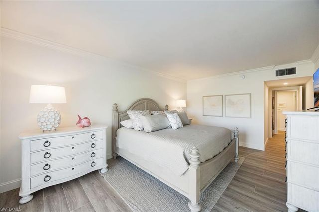 383 HARBOUR DR # 101, Naples, FL 34103