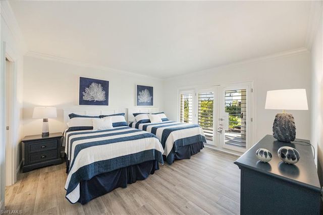 383 HARBOUR DR # 101, Naples, FL 34103