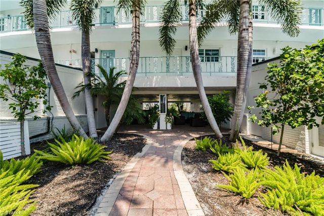 383 HARBOUR DR # 101, Naples, FL 34103