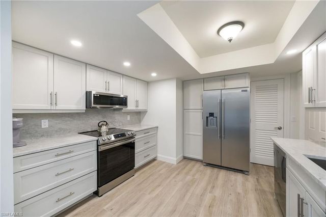 383 HARBOUR DR # 101, Naples, FL 34103