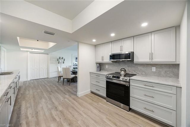 383 HARBOUR DR # 101, Naples, FL 34103