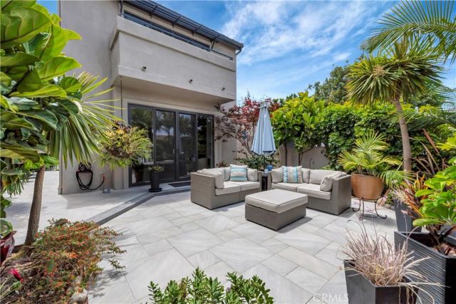 212 Hartford Avenue, Huntington Beach, CA 92648