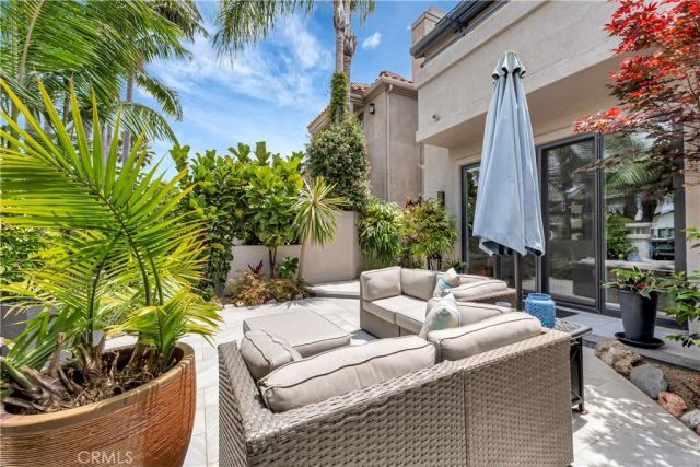 212 Hartford Avenue, Huntington Beach, CA 92648