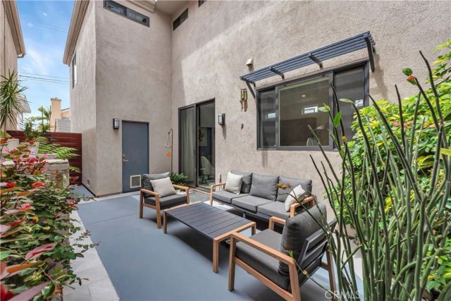 212 Hartford Avenue, Huntington Beach, CA 92648