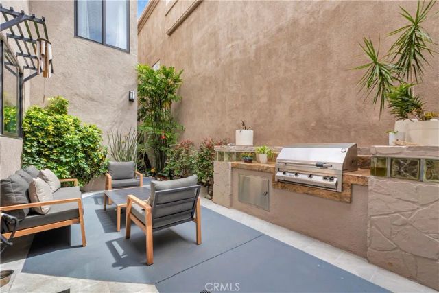 212 Hartford Avenue, Huntington Beach, CA 92648