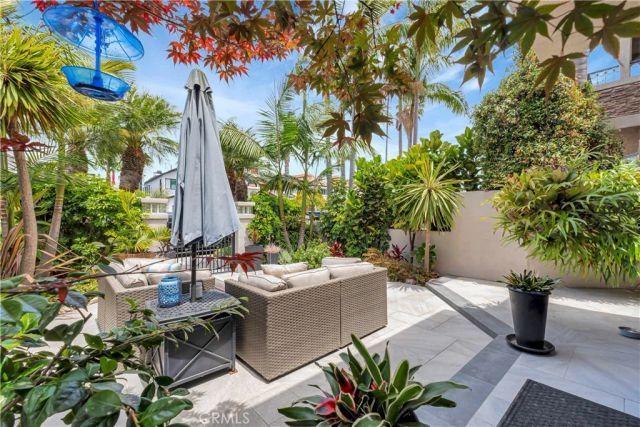 212 Hartford Avenue, Huntington Beach, CA 92648