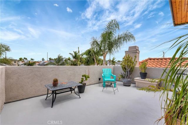 212 Hartford Avenue, Huntington Beach, CA 92648