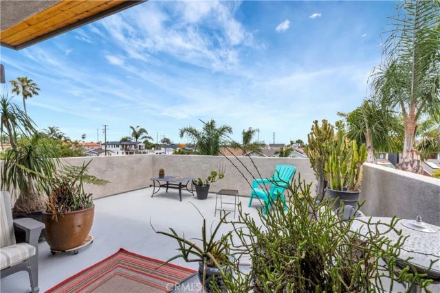 212 Hartford Avenue, Huntington Beach, CA 92648