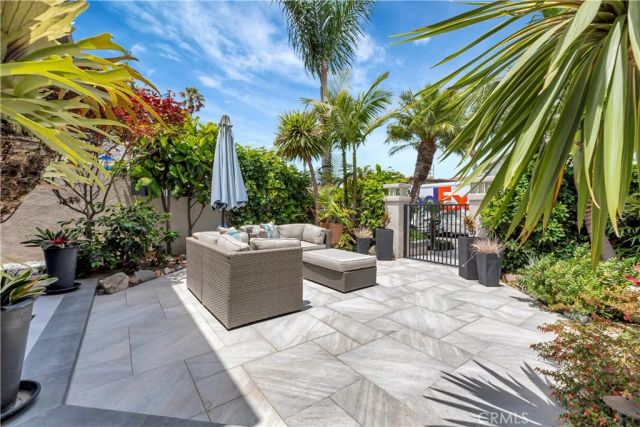 212 Hartford Avenue, Huntington Beach, CA 92648