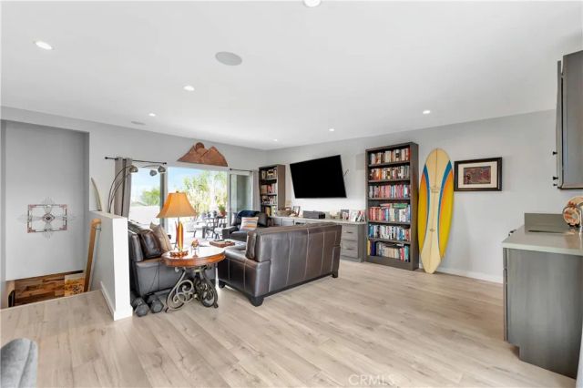 212 Hartford Avenue, Huntington Beach, CA 92648